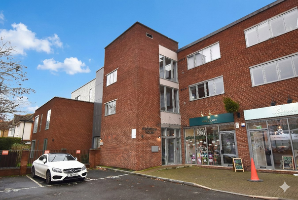 Green Lane, Shepperton, TW17 - Photo 1