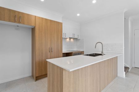 Modern 3-Bedroom Home in the Prestigious River Cove Estate - Murrumba Downs - Photo 3