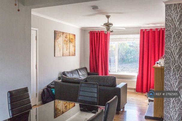 1 bedroom in a house share to rent - Photo 1