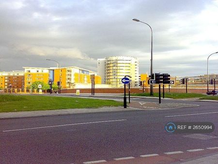 2 bedroom flat to rent - Photo 2