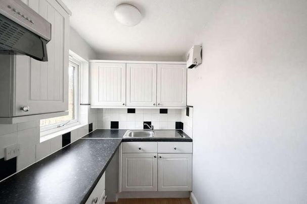 Cygnus Gardens, Dibden, Southampton, SO45 - Photo 1