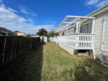 Cosy Family Home in Unsworth Heights - Photo 2