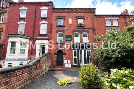 3 Bedroom Flat for rent in Woodsley Road - Photo 2