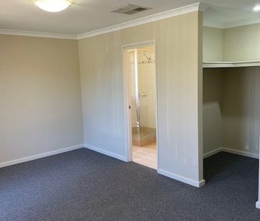 3 Auld Cove, Canning Vale WA 6155 - Photo 2