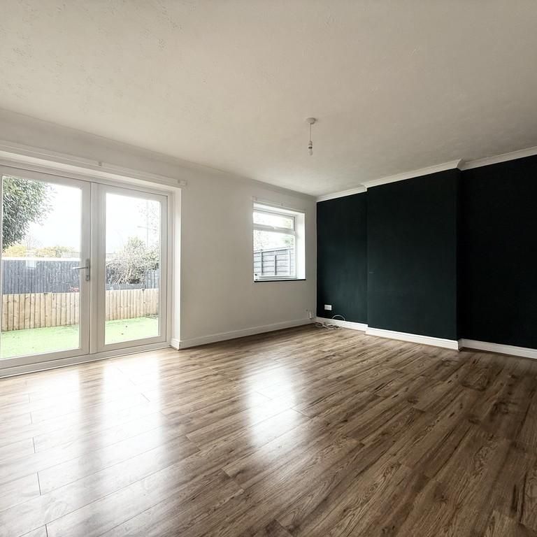 4 bedroom semi-detached house to rent - Photo 1