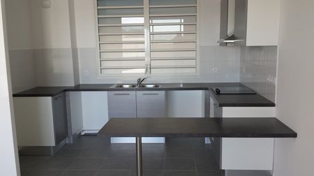 Location Appartement 3 pièces 64m² ST DENIS 97400 - Photo 2