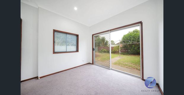 Explore Comfort and Convenience in Elderslie! - Photo 1
