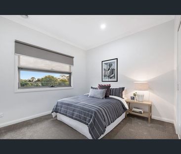 Spacious 4 Bedroom Contemporary Townhouse in Prime Location - Photo 4