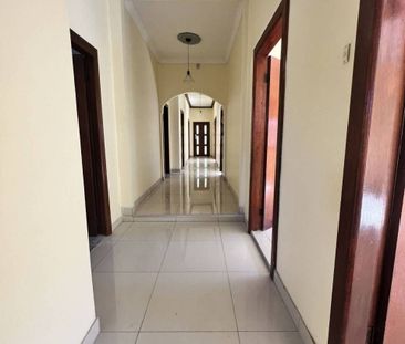 Amazing Large 5 Bedroom Home - Photo 6