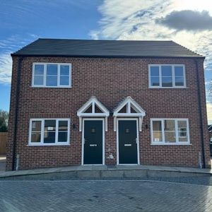 2 bedroom semi-detached house to rent - Photo 2