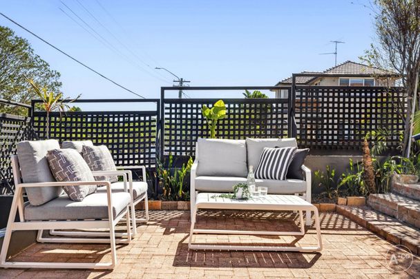 Expansive Family Residence in a Prime Maroubra Location - Photo 1