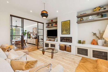 A stylishly designed five bedroom family home - Photo 2