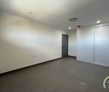 Spacious Five-Bedroom Townhouse – Perfect for Family Living - Photo 3