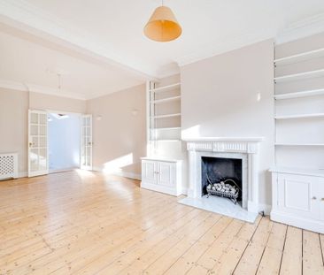 A large four double bedroom family home situated on a prime residen... - Photo 4