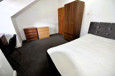 5 bedroom House in Harold Grove, Leeds - Photo 2