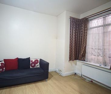 5 bedroom semi-detached house to rent - Photo 2