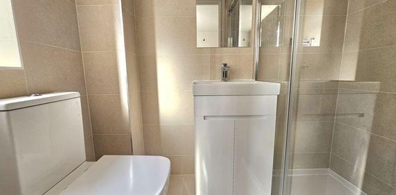 1 bedroom in a house share to rent - Photo 2