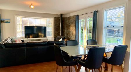 Spacious fully furnished family home in prime location! - Photo 2