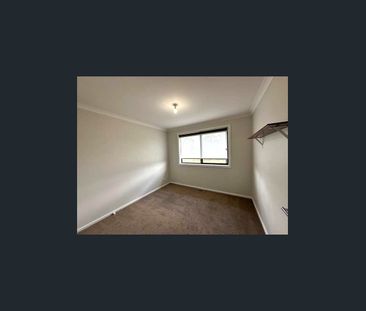 MASSIVE FAMILY HOME IN GREAT LOCATION! - Photo 5