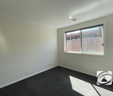 FAMILY HOME IN IN THE COLLEGE GREEN ESTATE! - Photo 2