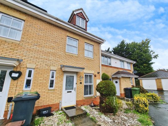 4 bedroom mid-terrace to rent Cedar Road, Eastleigh - Photo 1