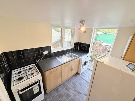 1 Bed Flat, Malpas Road, SE4 - Photo 3