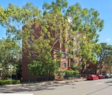 ‘Fitzroy Place’ Studio Apartment with Parking - Photo 6