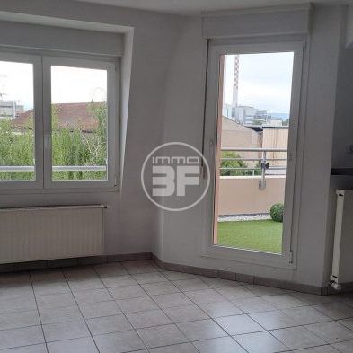 À Louer – Magnifique 3 pièces rénové, terrasse, garage fermé et cave - Photo 1