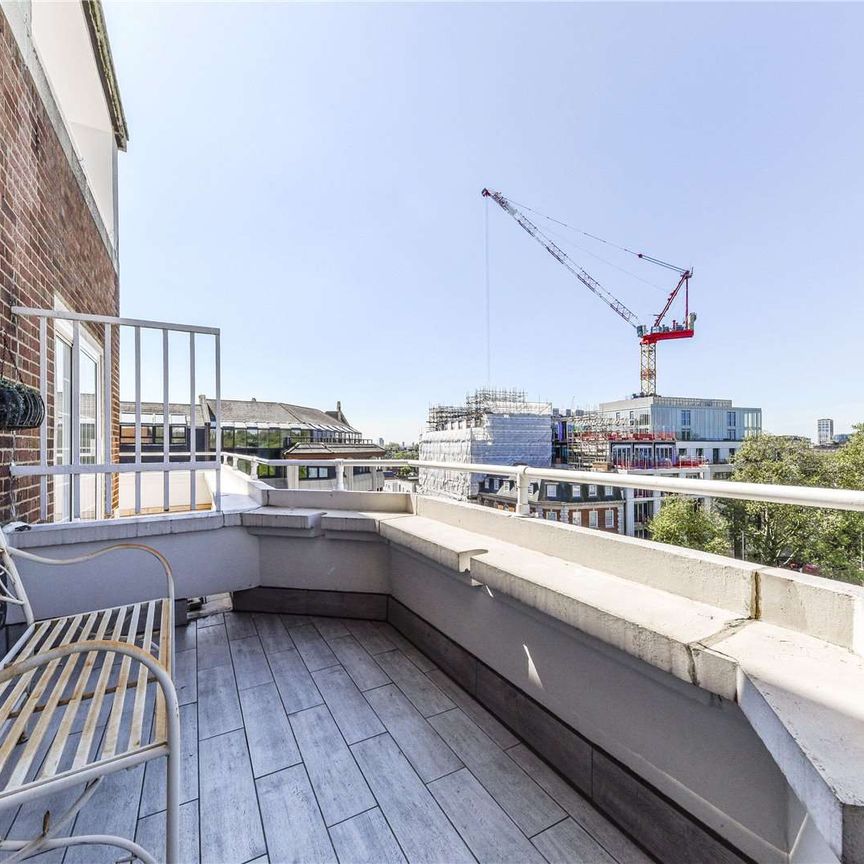 A wonderful two bedroom apartment in well-run mansion block. - Photo 1
