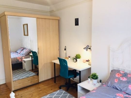 Room in a Shared Flat, Scott Ellis Gardens, NW8 - Photo 1