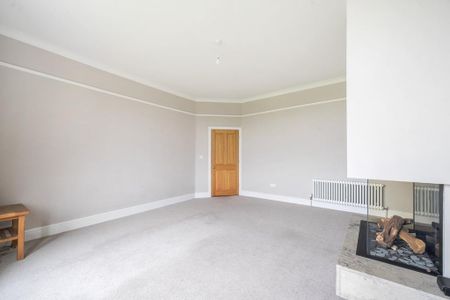 3 bedroom flat to rent - Photo 4
