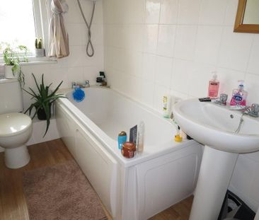 4 bedroom detached house to rent - Photo 4