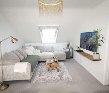 Park Lawn, Farnham Royal, SL2 - Photo 3