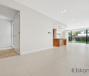 Brand-New Luxury Living Masterpiece - Photo 2