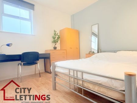 4 Bedroom Mid Terraced House - Photo 4