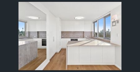 Stylish Woollahra Apartment with Harbour Views and Parking - Photo 5