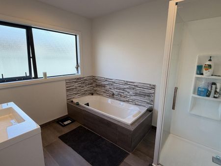 Sunny, Stylish and Spacious! - Photo 4