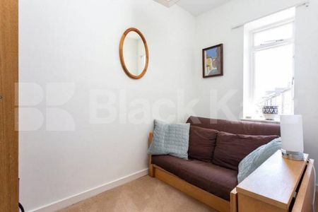 Top-floor 3-bed on Brecknock Rd with kitchen diner and great transport links. - Photo 2