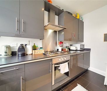 A stunning top floor flat in a period conversion, in close proximit... - Photo 2