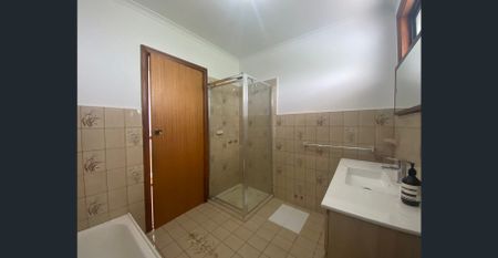 SPACIOUS FAMILY HOME IN A PEACEFUL THORNBURY POCKET - Photo 4