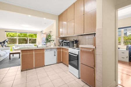 LOVELY THREE BEDROOM HOME! - Photo 4