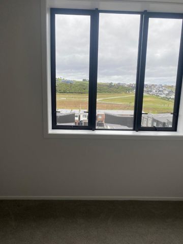 Brand New Luxury Townhouse in the Heart of Long Bay. - Photo 4