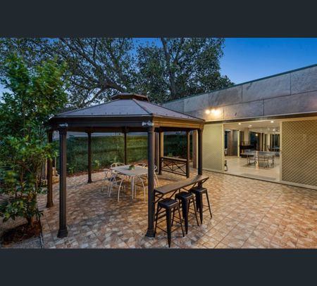 21 Zoe Circuit, Northcote, Vic 3070 - Photo 2