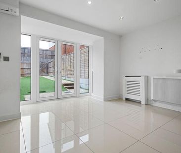 4 bedroom end of terrace house to rent - Photo 1