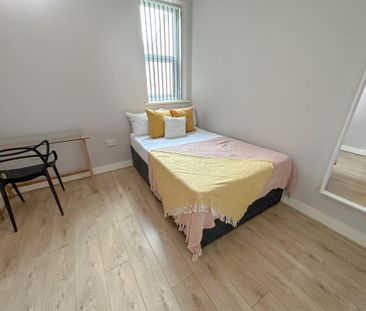 6 bedroom terraced house to rent - Photo 4