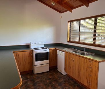 Charming dwelling with garden and garage - Photo 3