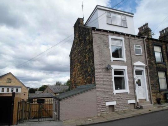 Large double room in shared house in Morley - available soon! - Photo 1