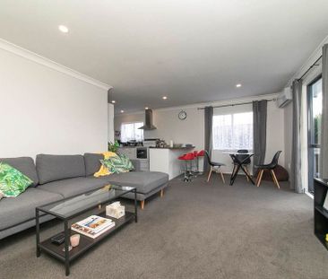 Lovely open plan home bathed in sun - Photo 6