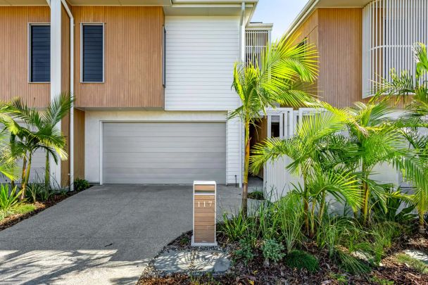 Tri-Level Waterfront Townhouse with Private Pool, Pontoon & Premium Finishes CONTACT JULIE SYKES 0438 050 110 - Photo 1