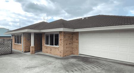 Spacious Three-Bedroom Home with Conservatory & Deck - Photo 2